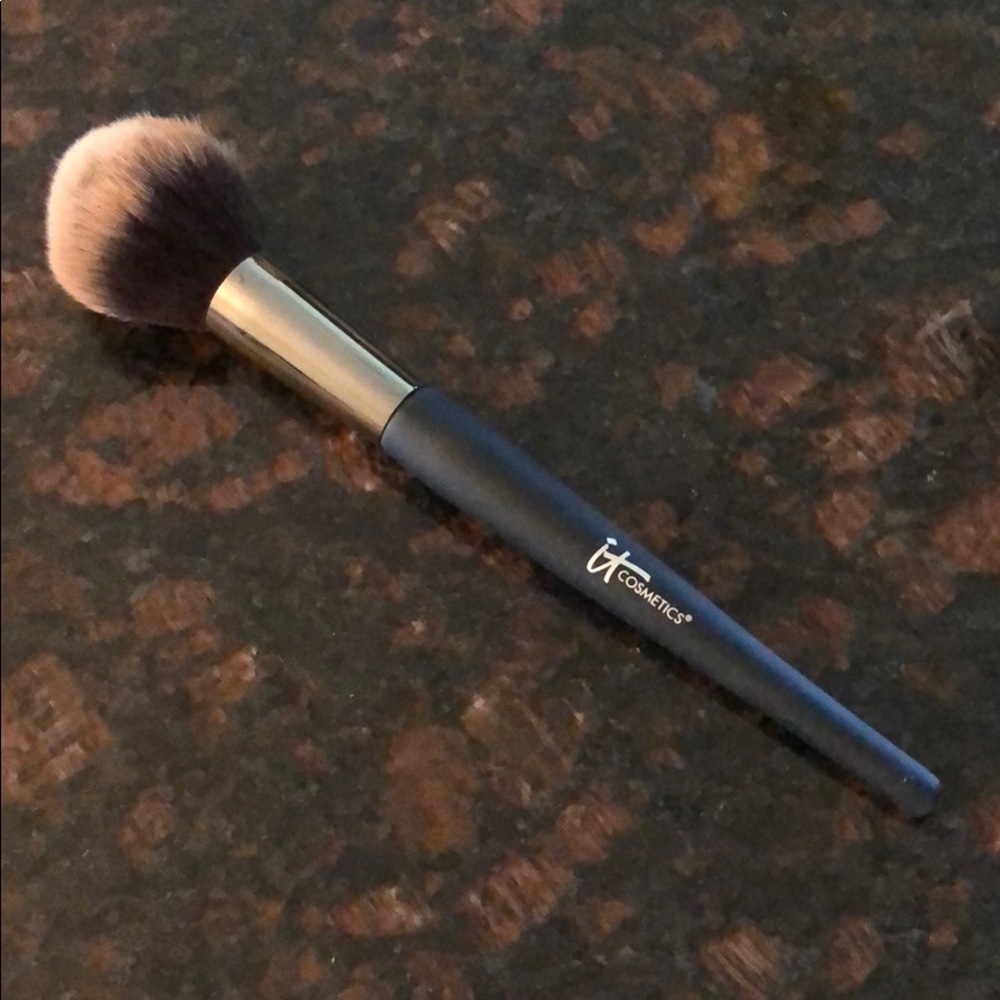It cosmetics brush